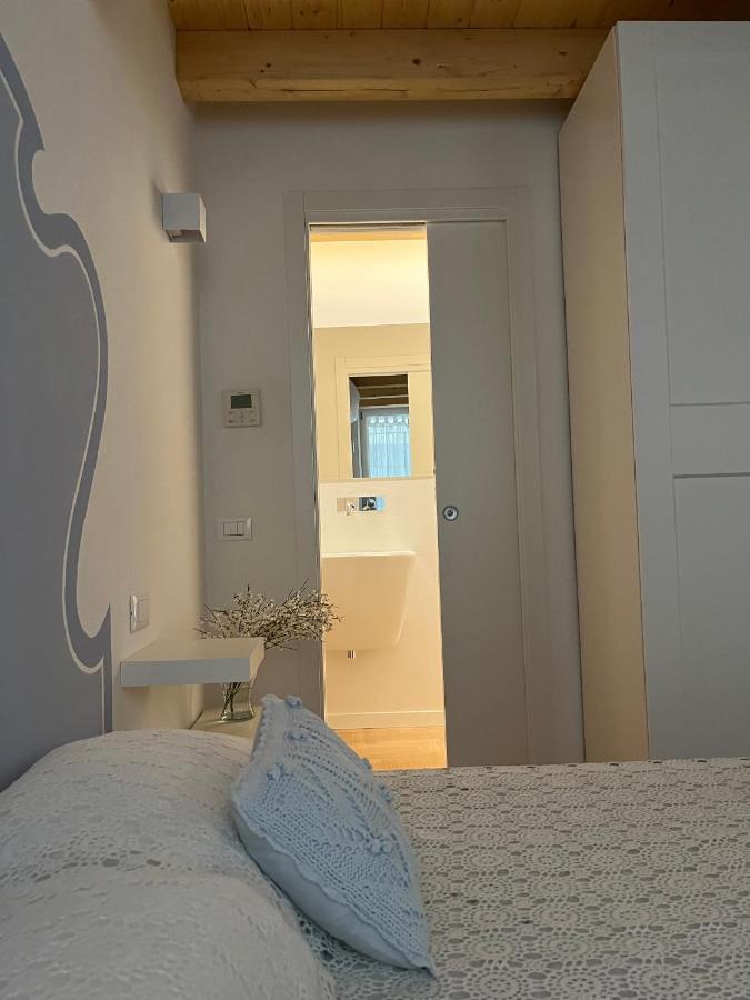 La Piccola Casa Al Lago - Intera Casa Con 3 Camere E 2 Box Salo Luaran gambar