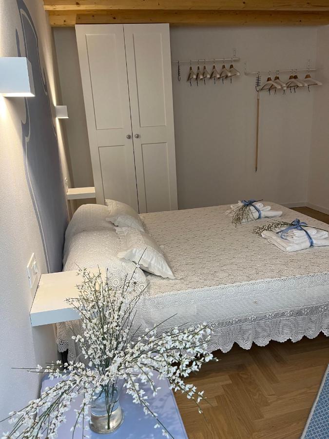 La Piccola Casa Al Lago - Intera Casa Con 3 Camere E 2 Box Salo Luaran gambar