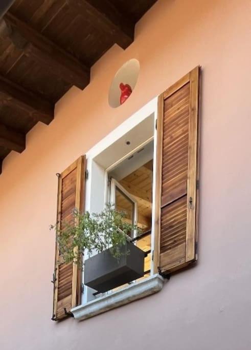 La Piccola Casa Al Lago - Intera Casa Con 3 Camere E 2 Box Salo Luaran gambar