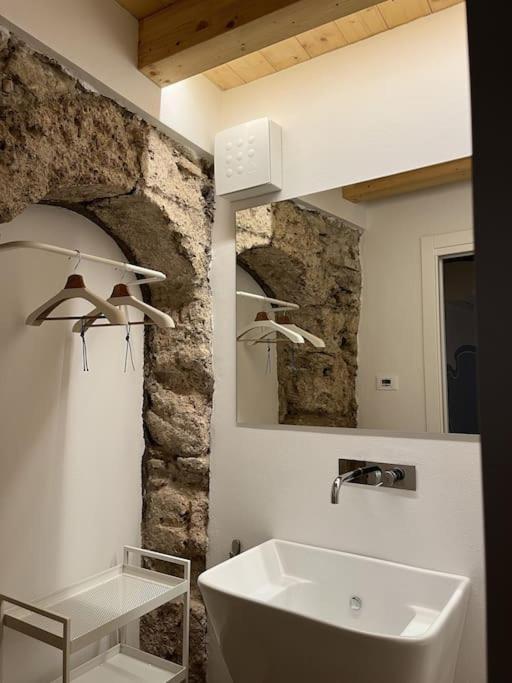 La Piccola Casa Al Lago - Intera Casa Con 3 Camere E 2 Box Salo Luaran gambar