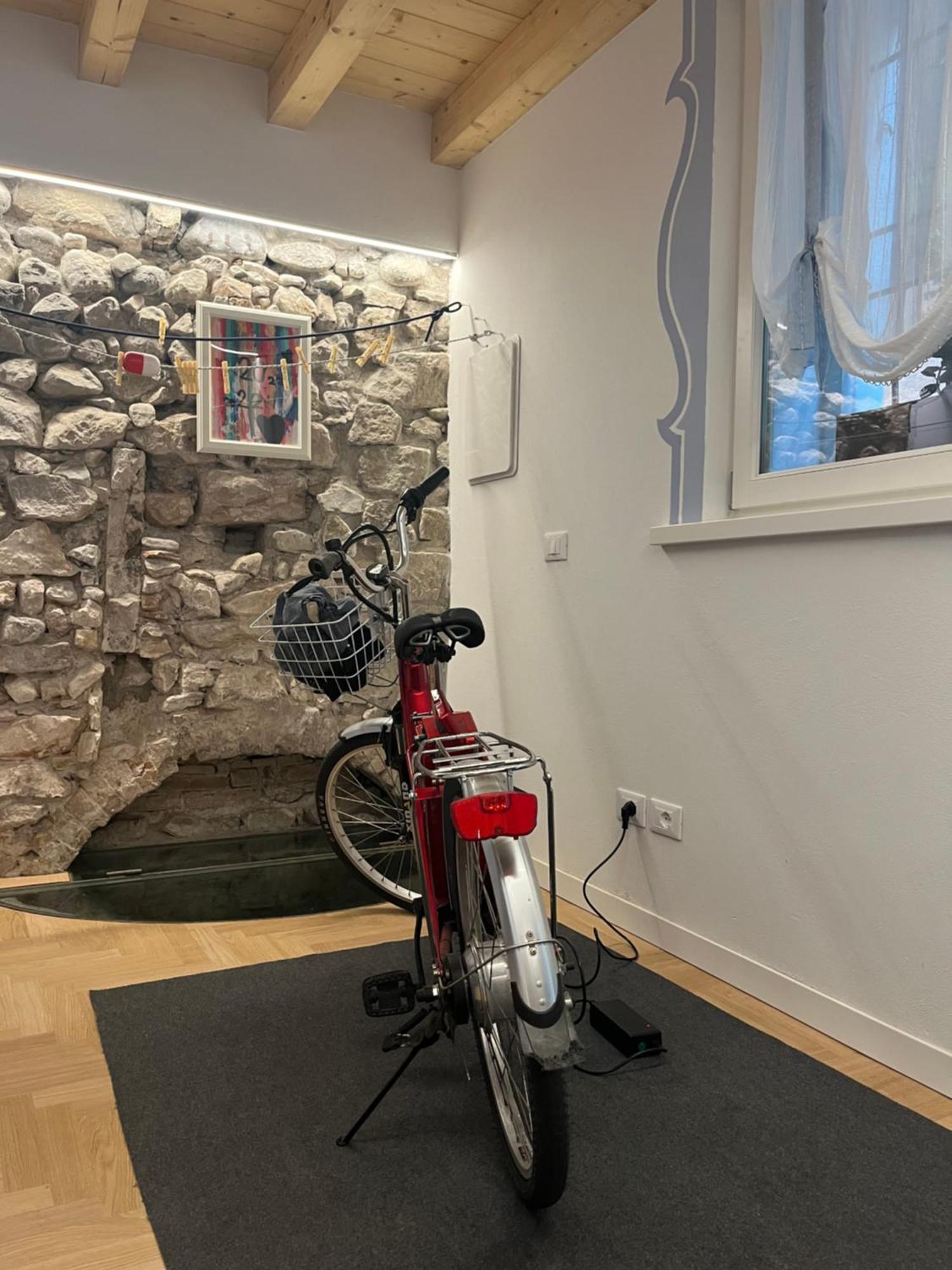 La Piccola Casa Al Lago - Intera Casa Con 3 Camere E 2 Box Salo Luaran gambar